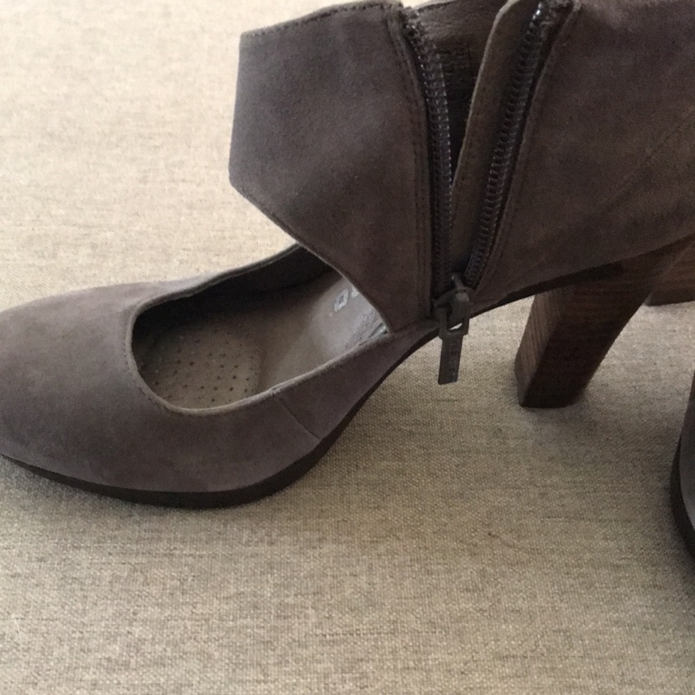 ๐ 2/$15 Tsubo Suede Wood Heels - Picture 6 of 8